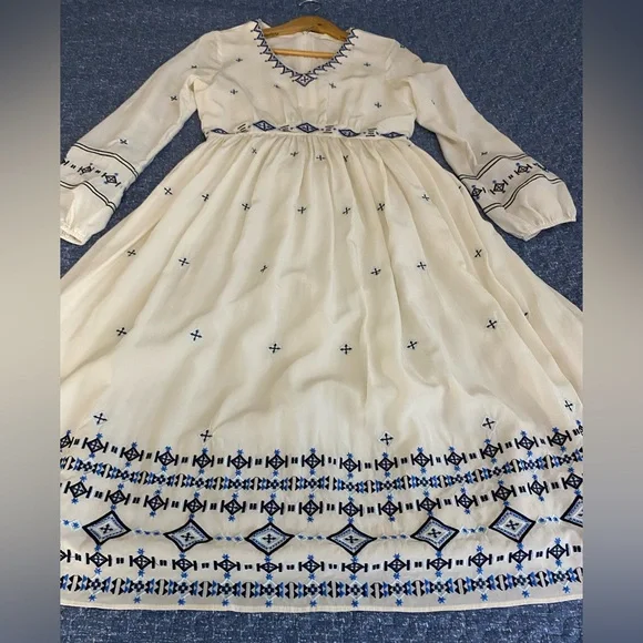 100% SILK Luxe Ivory and Blue Patterned Long Sleeve Dress - Picture 8 of 13